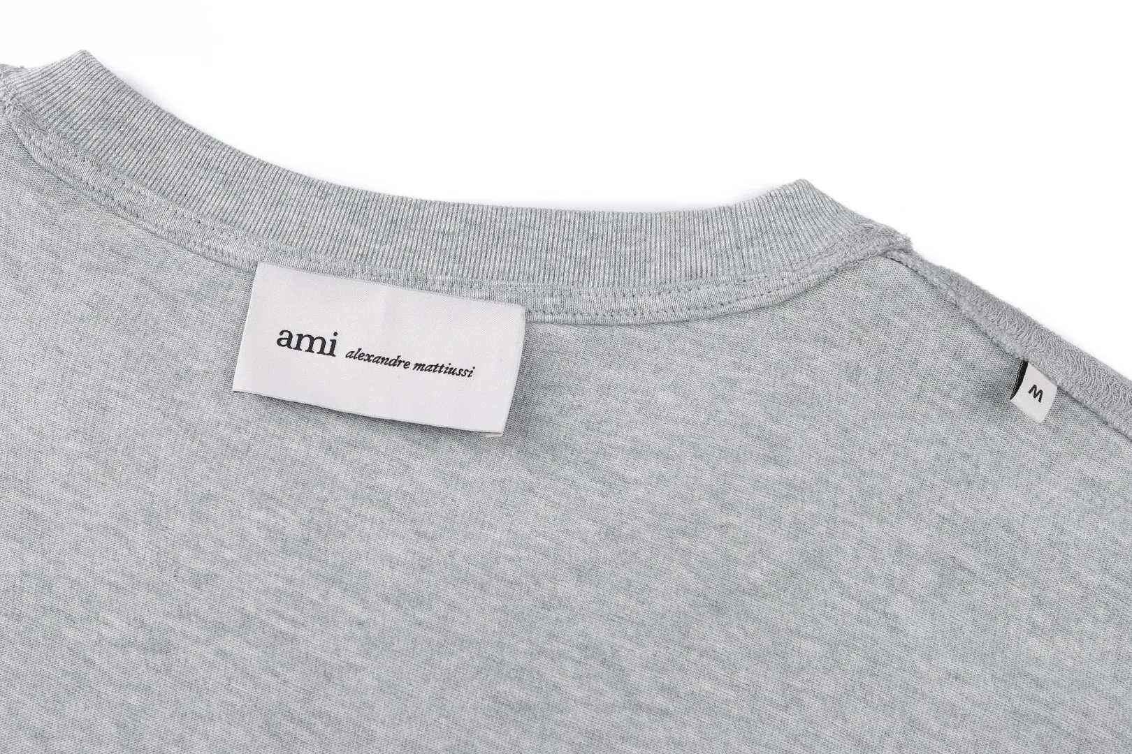 26SS same color embossed embossed ADC embroidered T-shirt ●Authentic 1800 purchased and developed ●32S fine cotton jersey fabric 230g ●1*1 matching rib 280g ●Embossed embroidery ●Fabric enzyme wash ●Customized 1:1 trademark ●Loose fit ●Size: S M L XL ●Style number: 26149/7A#05